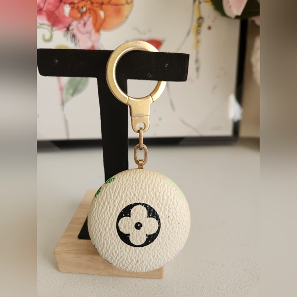 Louis Vuitton Multi Monogram Astro Pill key ring - Picture 4 of 5